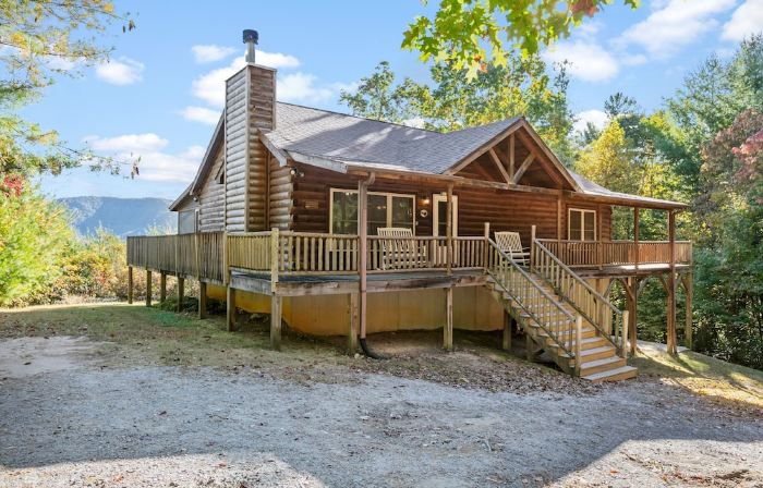 Secluded Wood Cabin-Amazing Mtn Views, Hot Tub, WiFi