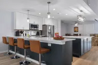 Charming 3-bedroom house in delightful Sarasota with WiFi, AC