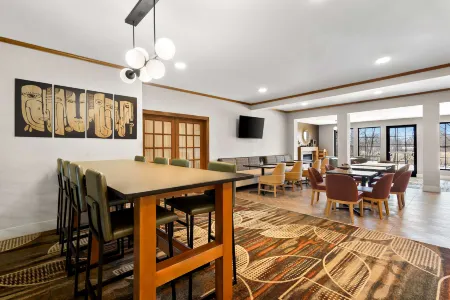 SureStay Plus by Best Western Fremont I-69 Отели рядом с достопримечательностью «Парк штата Покагон»