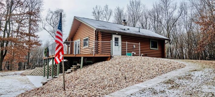 Westby Hideaway: Charming & Cozy 2-Bedroom Cabin on a Peaceful Dead-End Road. Hotels in Vernon County