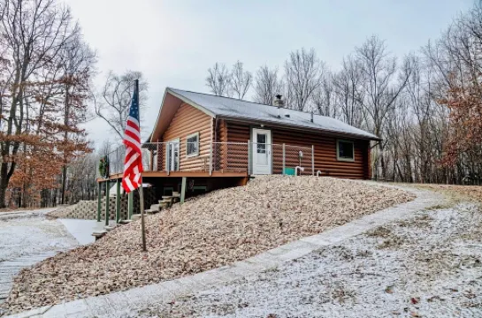 Westby Hideaway: Charming & Cozy 2-Bedroom Cabin on a Peaceful Dead-End Road.