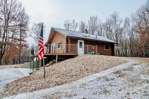 Westby Hideaway: Charming & Cozy 2-Bedroom Cabin on a Peaceful Dead-End Road.