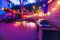 Luxury Box Canyon House Hot Tub, Hiking Trails, EV Charger, Close to Restaurants Hotels near Pyramid Lake