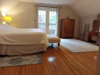 Family Home, walk to Downtown Overland Park!