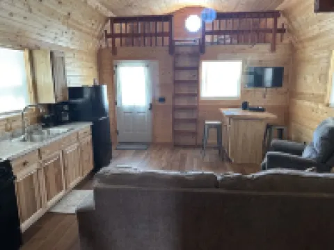 Tan cabin close to University of Central Missouri and Whiteman AF Base