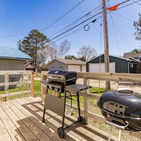 The Sly Fox - Lake/Dine/Drink/Shop - Sleeps 6/Dog-Friendly