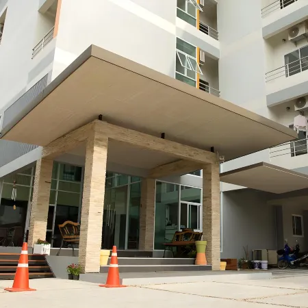 The Centrino Serviced Residence Отели рядом с достопримечательностью «Храм Пхотхавас»