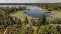 Cozy cabin 25ft off the water! Near shopping, Restaurants, Attractions & Golf!