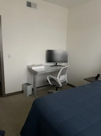 Fully Furnished Apartment in Addison, walking distance to great Restaurants Отели в г. Аддисон