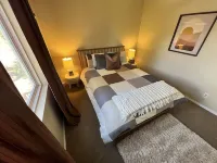 Mountain View Retreat Close to Downtown Flagstaff, Big Deck, Trails Nearby!