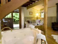 Arnica Views Summit Retreat Hotels in Mooroolbark