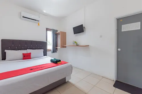 RedDoorz @ Kubu Selem Palapa Hotels in Sukadana Ham