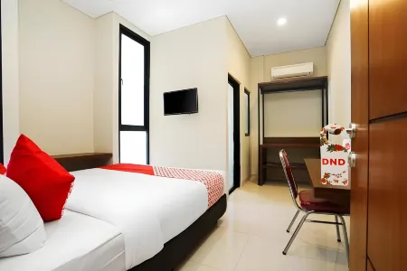 The Colins Hotel Отели рядом с достопримечательностью «Universitas Ciputra Surabaya»