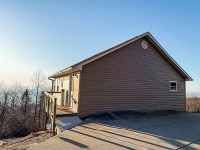 Sunrise Mountain Escape - Modern 1 Bed, 1 Bath - Gorgeous Views Near Brpw & I-77 데블스 덴 트레일헤드 주변 호텔