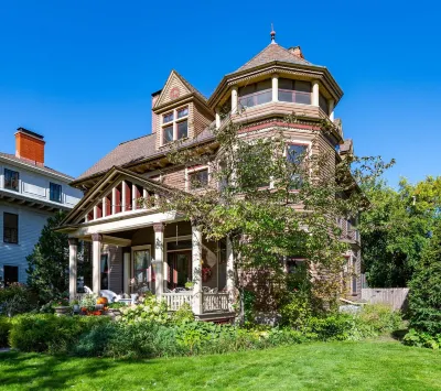 Best Location! Walk, Shop & Eat on Summit, Grand & Selby; Sleeps 15!