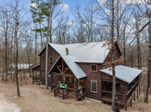 LOCATION!! Rustic/Modern Retreat~Huge Trees~Covered Deck~Hot Tub~Fire Pit~Arcade