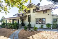 5th & Vine, Classic Craftsman with Modern Flair! - Parvekkeita