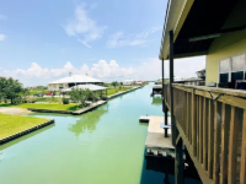 "The Yellowfin"  trophy speckled trout, redfish and flounder fishing. Hotels in Hackberry