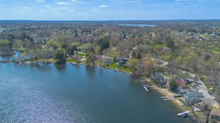 Charming 3-bed 2 bath,Lakehouse off GrassLake in White Lake. Corporate Rental!