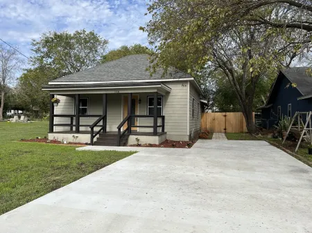 Farmhouse !!  1 min to  Randy’s Icehouse, Tx Beer Co & Taylor Liquor & 5 Samsung