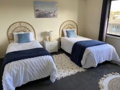 Top Location - 5 minute walk to Beach. Short stroll to Main Street. Perfect!