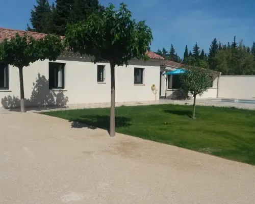 At the foot of Ventoux, new air-conditioned gîte with private pool Hotels in Monteux