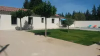 At the foot of Ventoux, new air-conditioned gîte with private pool Hôtels à proximité de : Parc Spirou Provence