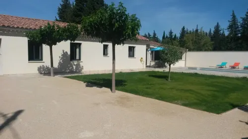 At the foot of Ventoux, new air-conditioned gîte with private pool Hotels in Monteux