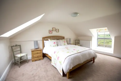 Stone Built Cottage with Large Enclosed Garden & Private Lake Area