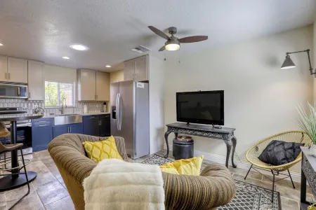 Centennial Hills Luxury Guesthouse (Northwest Las Vegas) Отели рядом с достопримечательностью «Парк Флойд Лам»