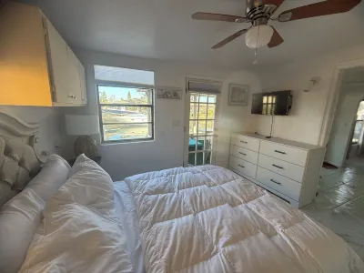 4 bedrooms home located on the deep water canal 13630 Garris Dr. Hudson Fl 34667 Hotels near Fairway Oaks Plaza