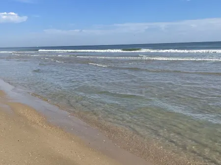 Relax, unwind in beautiful coastal cottage near exquisite Cape Hatteras Seashore Отели рядом с достопримечательностью «Маяк мыса Хаттерас»