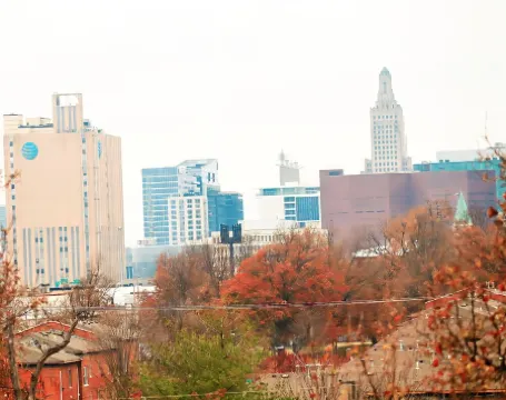 Cozy 3-bedroom home in Kansas City with WiFi, AC, and a private backyard. Отели рядом с Международный аэропорт Канзас-Сити