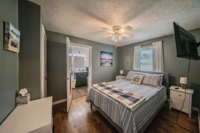 Hot Tub + Fire Pit + Corn Hole + BBQ + Game Room + Spa Bath