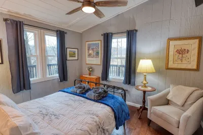 Rivah Retreat -River Front- Fishing -Hot tub Hotels near Cedar Creek Winery LLC