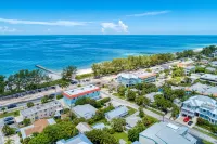 Cottage Haven-One Minute Walk to the Beach-Private Yards-Keyless Locks