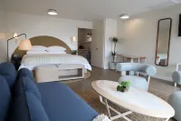 The Shoals Suites & Slips - bar