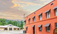 Historic Loft in Central Business District! Walk to Restaurants & Bathhouse Row!