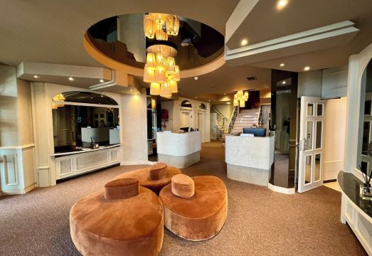 호텔 비치 팰리스의 웅장한 외관과 해변 접근성