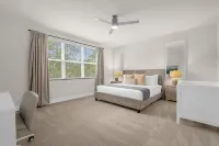 Upstay - Modern Family Townhouse w Private Pool Hotels in Four Corners