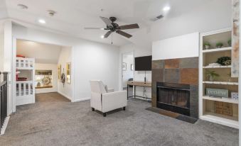 Foggy River Retreat For 16!