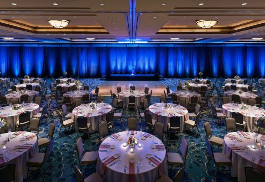 엠버시 스위트 바이 힐튼 스코츠데일 리조트의 야외 수영장