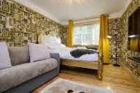 Deluxe 1 Bed Versace Hot Tub Sky TV Cinema Screen Hotels in Haverhill