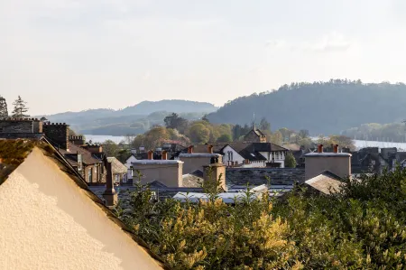 Luxury 2 Bed Room Lake View Apt Bowness Parking Отели рядом с достопримечательностью «Peter Rabbit and Friends»