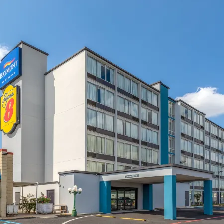Super 8 by Wyndham Laredo