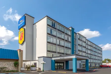 Super 8 by Wyndham Laredo Отели рядом с достопримечательностью «Десайдрио Бизнес»