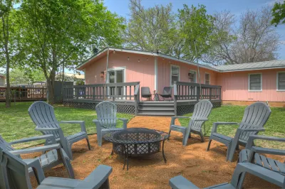 Willkommen to Pink Haus 1 Mile to Main Street! Hotels in Fredericksburg
