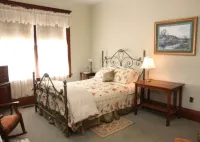 The Decker House Bed & Breakfast Hotels in Mason City