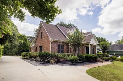 Lake Jeanette Luxury Escape - 4Br + Office + EV Hotels near Greensboro Science Center