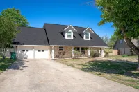 Beautifully remodeled Boerne Charm home located minutes from downtown Patrick Heath Public Library附近的飯店